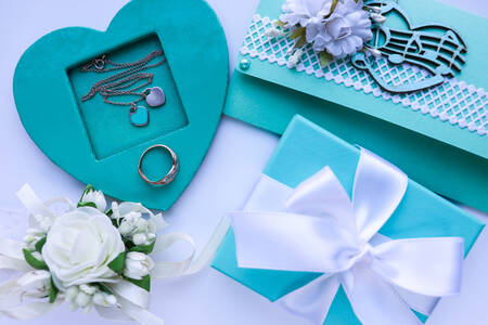 Stříbrný náhrdelník a dárková krabička