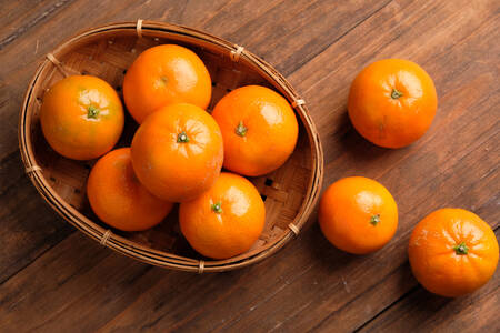 Mandarine u pletenoj košari