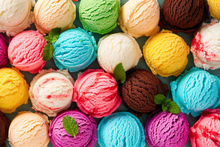 Barevné kopečky zmrzliny