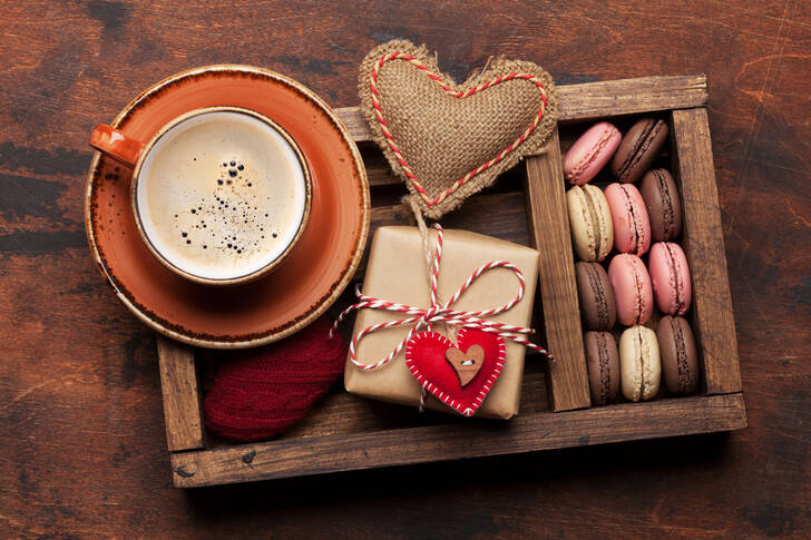 Kaffe med makroner og en gave