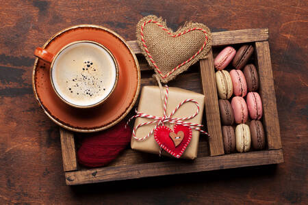 Kaffe med macarons och en present