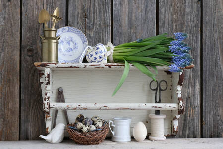 Букет квітів мускарі на білій полиці