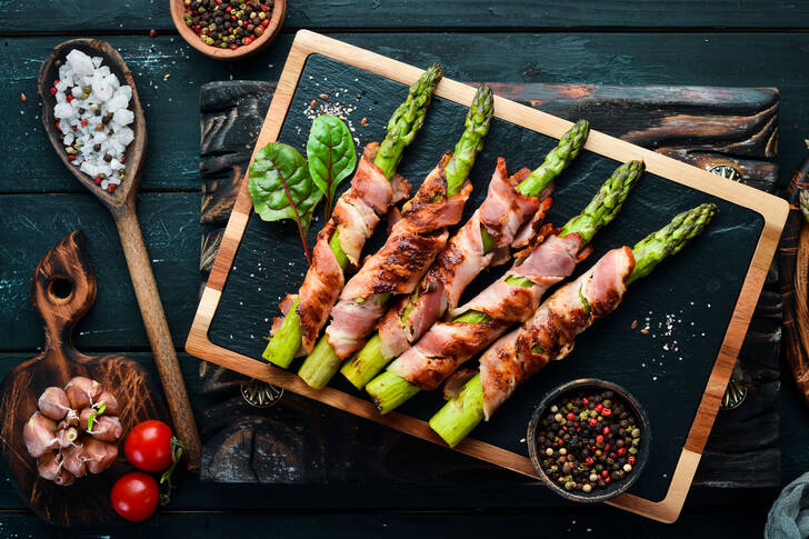 Asparagus with bacon and spices