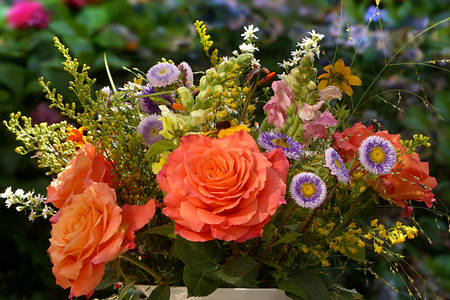 Bouquet de roses et de fleurs sauvages