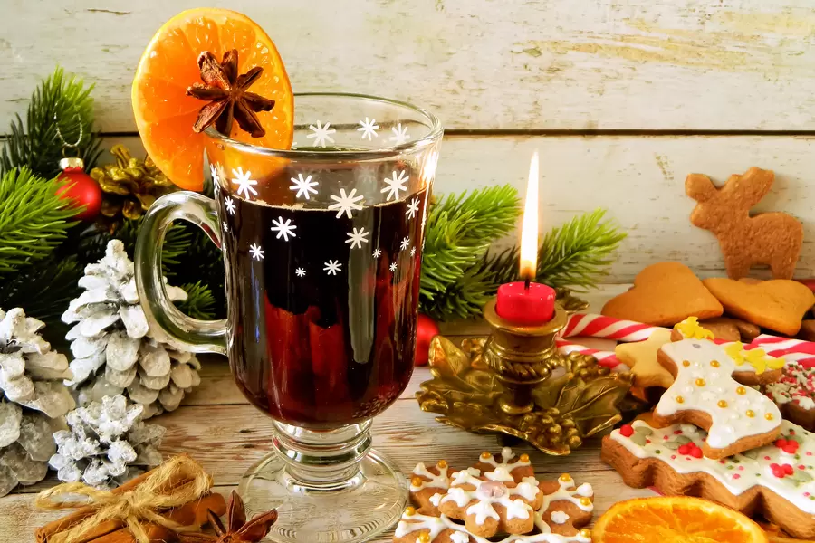 Glühwein en koekjes op de feesttafel