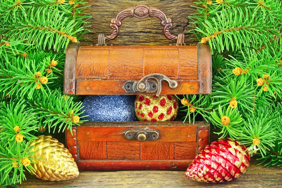 Box mit Weihnachtsschmuck