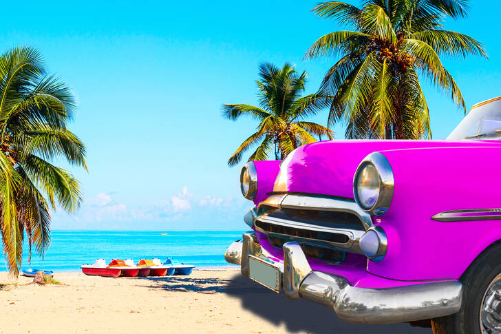 Mobil retro berwarna-warni di tepi laut