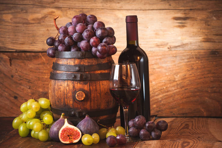 Wino, winogrona i figi