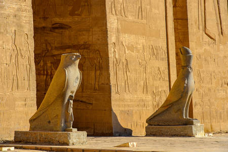 Sochy v chrámu Edfu
