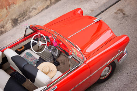 Červený retro kabriolet