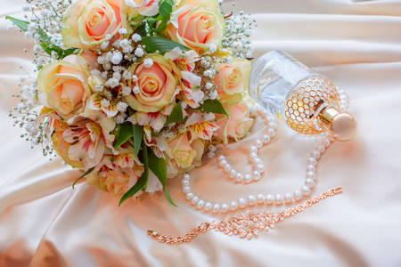 Bouquet di rose, gioielli e profumo