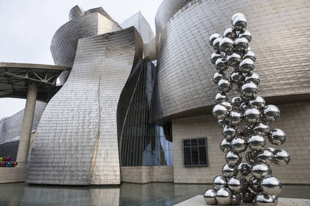 Rzeźba przy wejściu do Muzeum Guggenheima