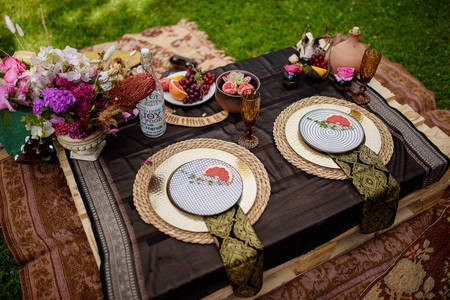 Esküvői asztal a menyasszony és a vőlegény