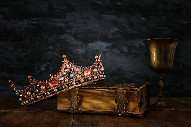 Crown, book and goblet