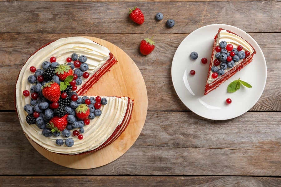 "Red Velvet" cake met bessen