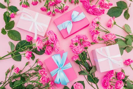 Rózsaszín rózsák és ajándékok