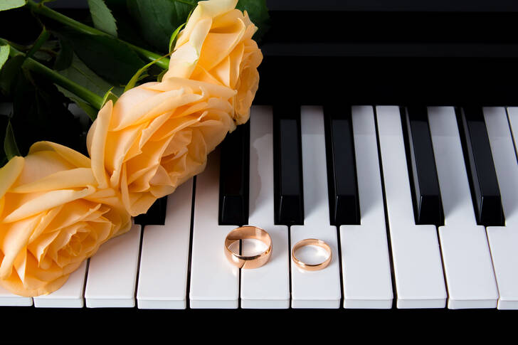 Alianças de casamento no piano