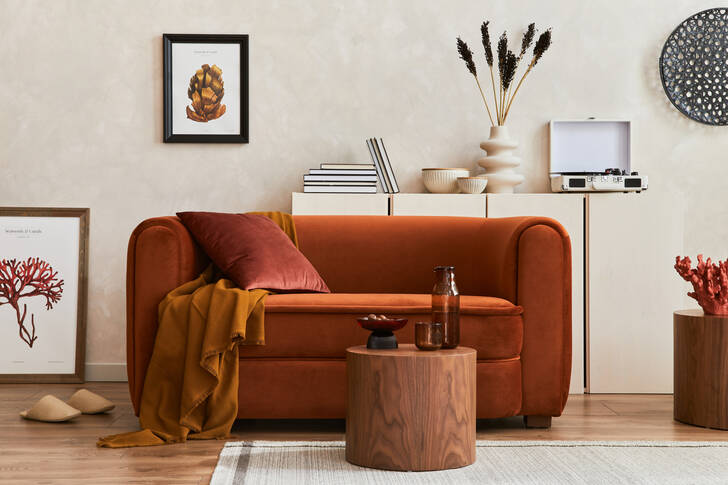 Interiér obývacího pokoje s koženou pohovkou