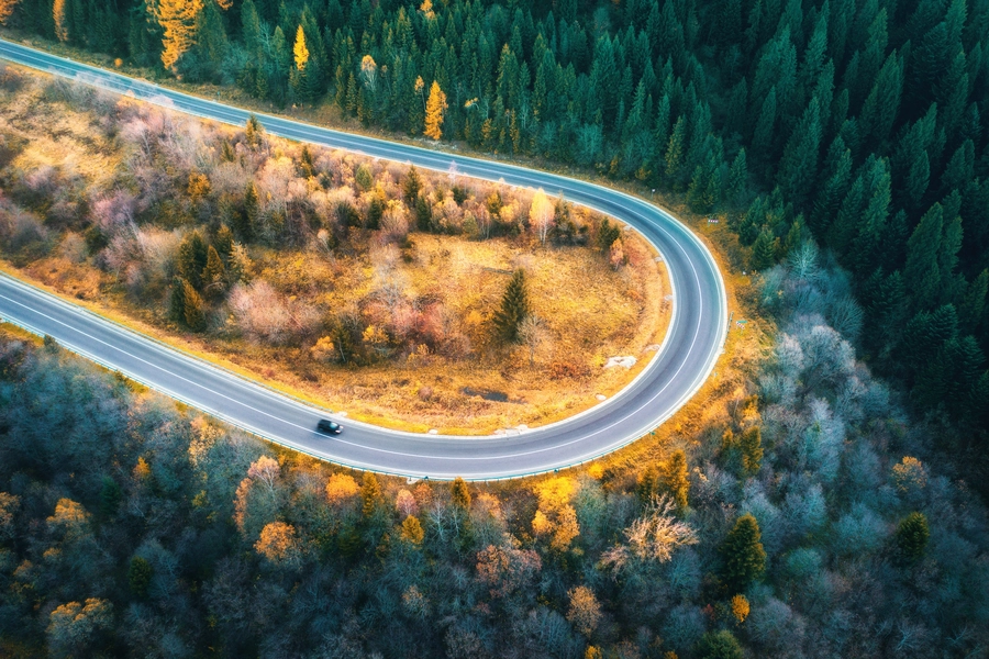 Pogled planinske ceste iz zraka