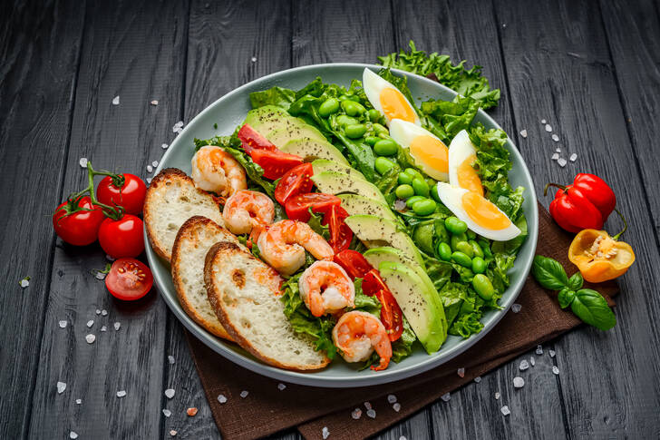 Salada com camarão e abacate