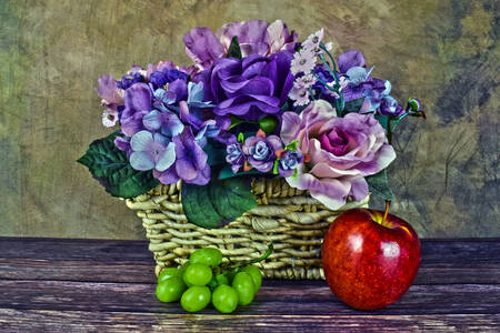 Korg med blommor med druvor och äpple
