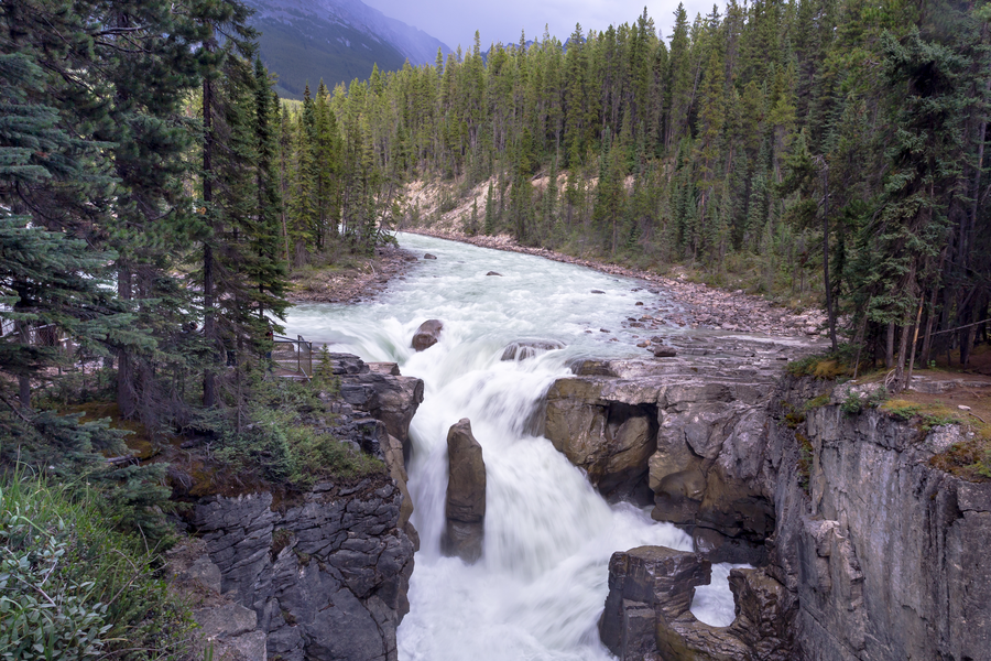 Waterval in de bossen van Canada