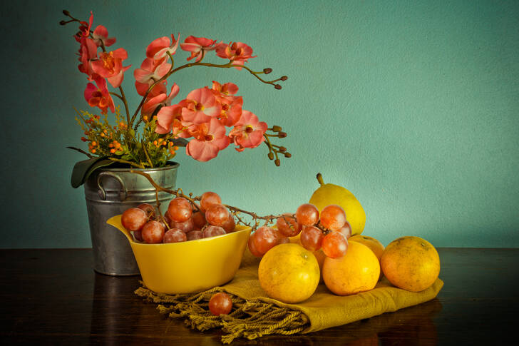 Flores, uvas y mandarinas.