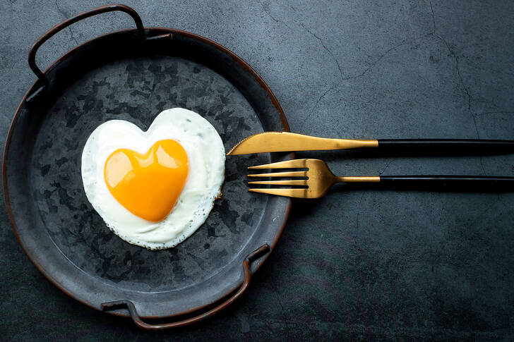 Gebakken eieren in de vorm van een hart