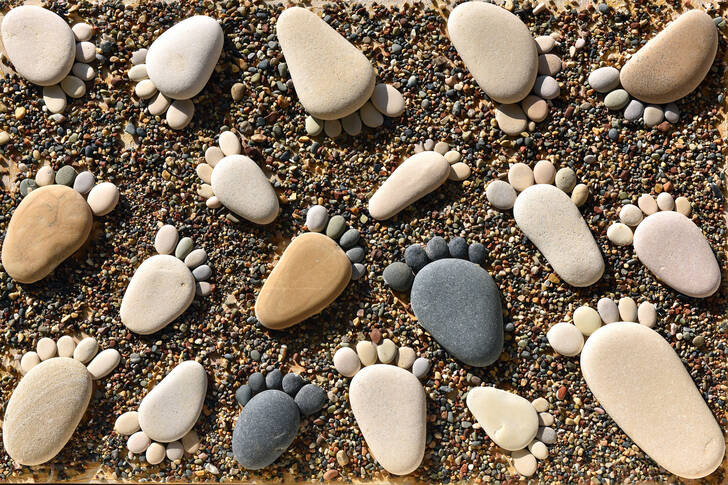 Steinfußspuren am Strand