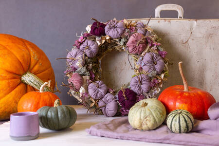 Corona de otoño con calabazas