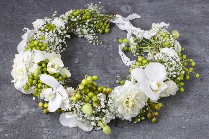 Corona de claveles y orquídeas