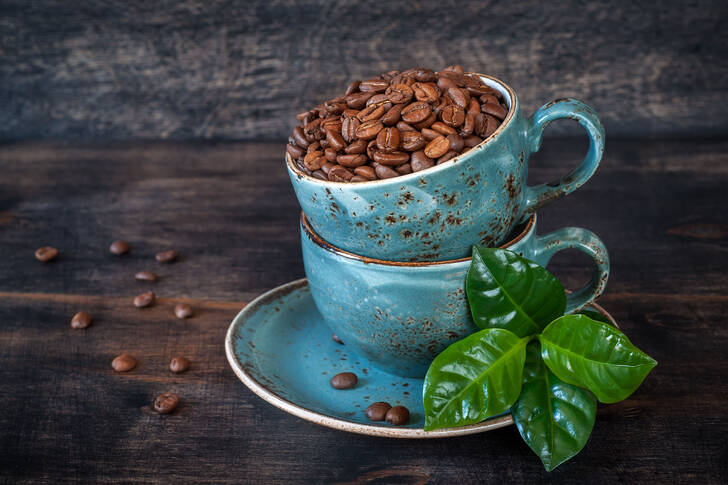 Chicchi di caffè in una tazza