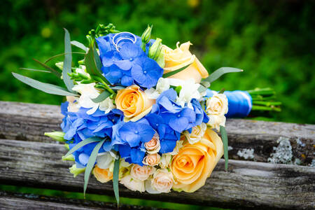 Buket pernikahan dari hydrangea biru