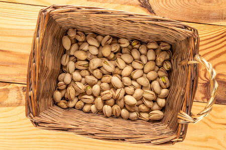 Kacang pistachio dalam keranjang