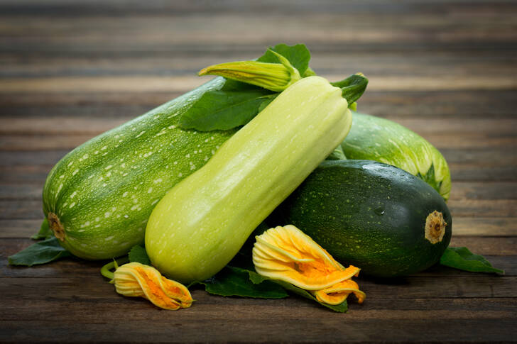 Courgette op een houten tafel