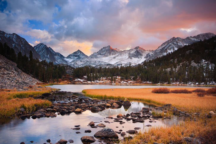 Tavak, hegyek és naplemente