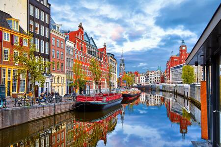 Casas nos canais de Amsterdã