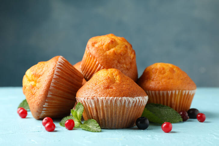 Cupcake e frutti di bosco sul tavolo