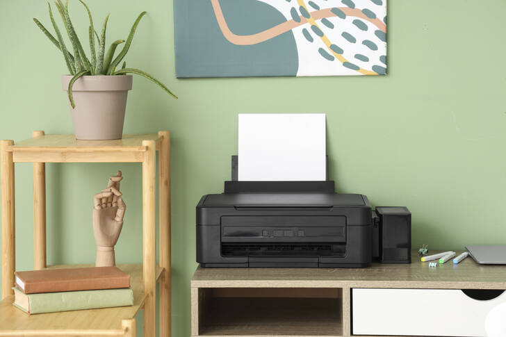 Moderní tiskárna na stole