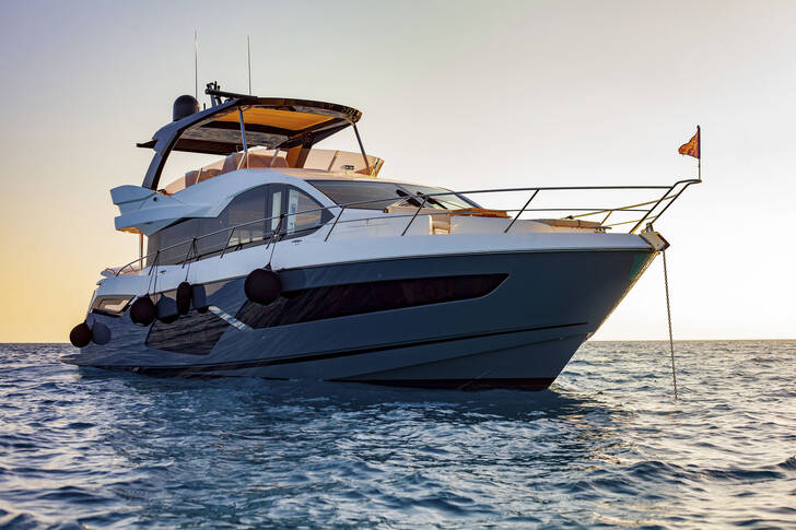 Motor yacht with flybridge