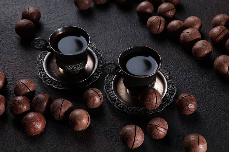 Macadamia nuts and two cups of coffee