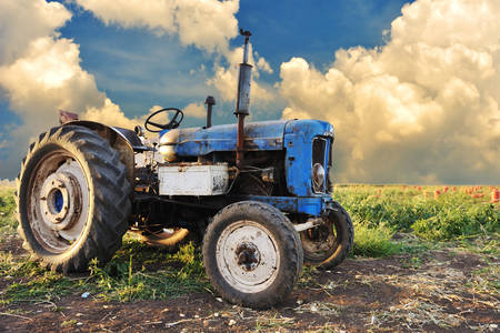 Alter Traktor auf dem Feld