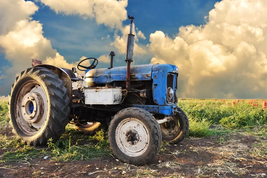 Tractor viejo en el campo
