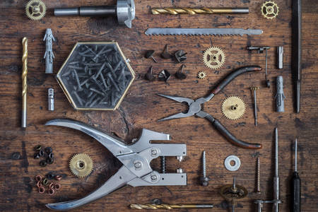 Alte Werkzeuge auf einem Holztisch