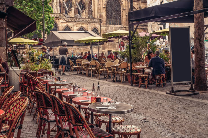 Gezellige cafés in de straten van Parijs