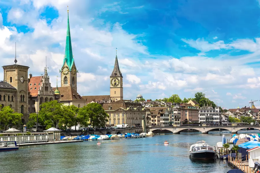 Näkymä Zürichin vanhaan kaupunkiin