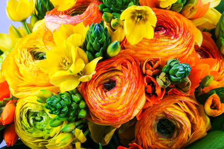 Bouquet com ranúnculo amarelo-laranja