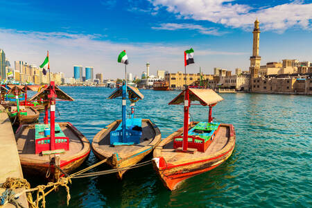 قوارب العبرة في خور دبي