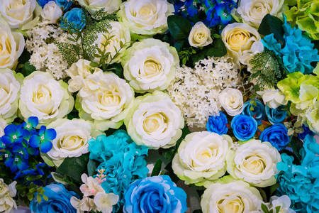 Beyaz ve mavi çiçek buketi