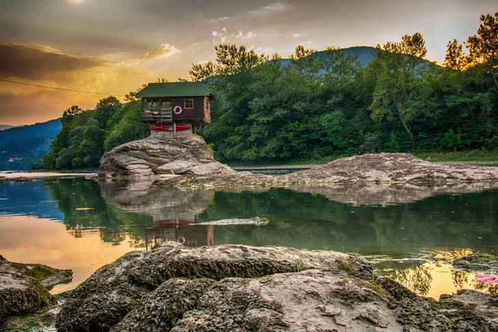 Hus på skären på Drina floden